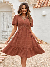 Robe à pois suisses, col en V, manches bouffantes ajourées